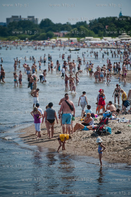 Sopot. Tlum plazowiczow wypoczywajacych w upalna i...