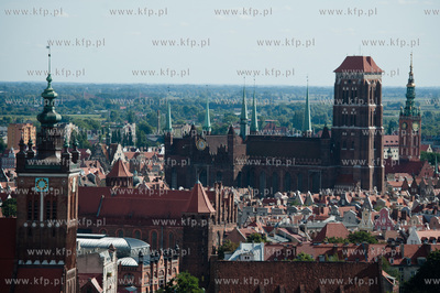 Gdansk. Widok na starowke, wieze Bazyliki Mariackiej...