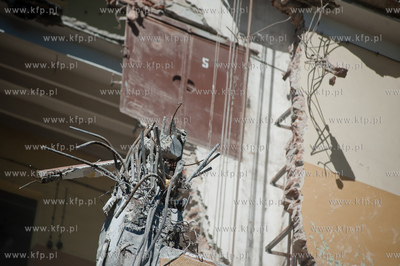 Gdynia. Wyburzanie jednego z budynkuw Dalmoru przy...