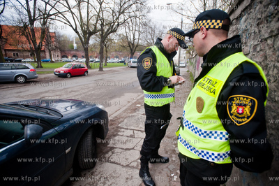 Gdansk. Ul. Pod Zrebem. Patrol Strazy Miejskiej wystawia...