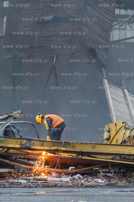 Gdansk. Tereny bylej Stoczni Gdansk. Wyburzenie hali...
