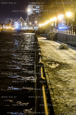 Gdańsk. Wysoki poziom wód Motławy, który jest efektem...