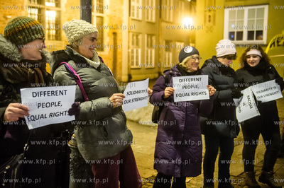Gdańsk. Długi Targ. Pikieta - Solidarnie przeciwko...