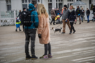Sopot. Molo. Niedzielni spacerowicze, ktorych nie odstrasza...
