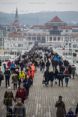 Sopot. Molo. Niedzielni spacerowicze, ktorych nie odstrasza...