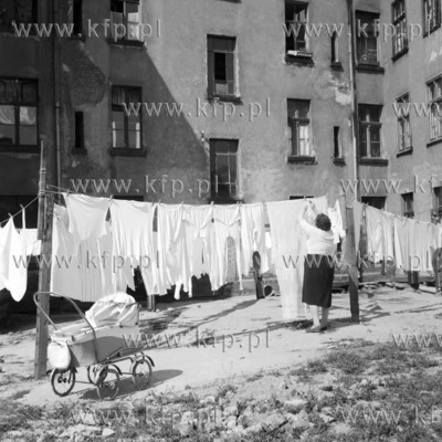 Kobieta rozwiesza pranie na dziedzincu kamienic w Gdansku...
