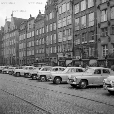 Zaparkowane samochody marki Warszawa na Długim Targu...