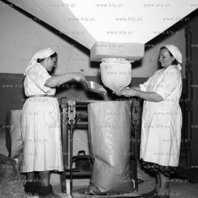 Pakowanie cukru w worki w cukrowni. (lata60)
1961
0005252z_przemysl
Fot....