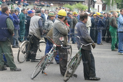 Wiec ok. 300 pracownikow Stoczni Gdanskiej . Stoczniowcy...