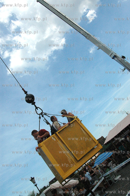 Gdansk. Kosz 55-metrowego dzwigu ustawionego przy ul....