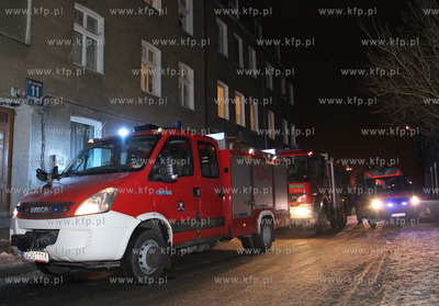 Gdansk. Na ul.Szarej w nocy doszlo do pozaru przez...