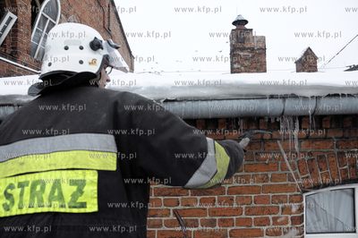Straz z Pelplina podczas usuwania niebezpiecznych lodowych...