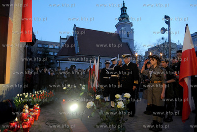 Gdynia zegna ofiary katastrofy prezydenckiego samolotu...