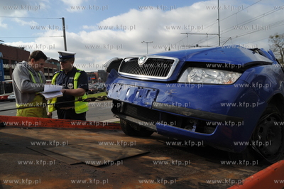 Wypadek samochodowy na Podwalu Grodzkim, niebieska...