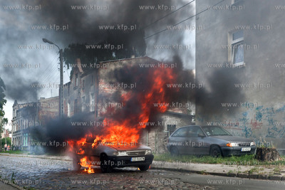 Plonacy samochod marki Opel przy skrzyzowaniu ul.Uczniowskiej...