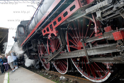 Pociag "Heweliusz", prowadzony przez parowoz z wolsztynskiej...