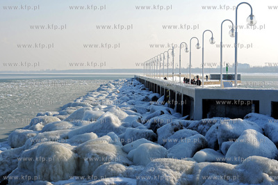 Sopot. Zimowa sceneria na plazy i sopockim molo. 16.02.2012...