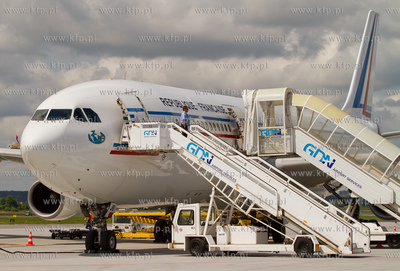Airbus A 340-200 Francuskich Sil Powietrznych wyladowal...