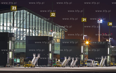 Terminal T2 na gdanskim lotnisku widziany od strony...