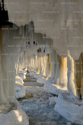 Gdynia Orlowo w zimowej szacie. Oblodzone filary orlowskiego...