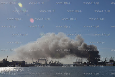 Pozar hali na terenie stoczni Marynarki Wojennej w...