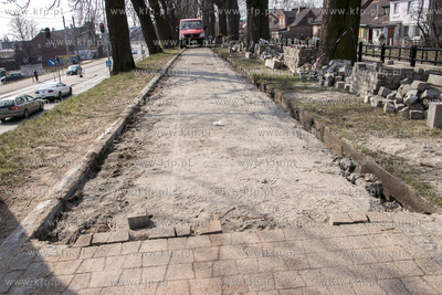 Ukladanie kostki brukowej w ciagu pieszo - rowerowym...