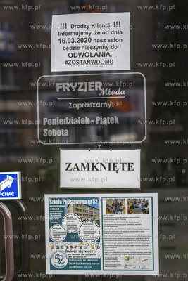 Wyludnione w zwiazku z zagrozeniem koronawirusem ulice...