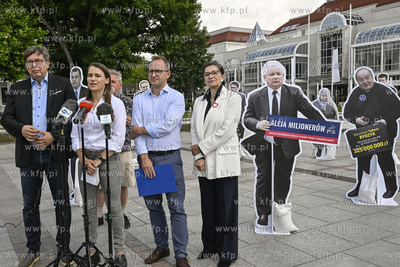 Sopot. Plac Przyjaciol Sopotu.  Konferencja prasowa...