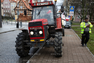 Ogólnopolski protest rolników. Kolumna ciągników...