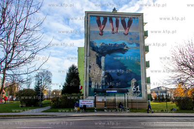 Mural autorstwa Jarosława Kukowskiego na elewacji...