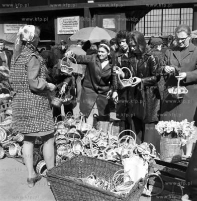 Wielkanocne zakupy przed Hala Targowa w Gdyni. (4kwiecien74_z.kosycarz_p32)...