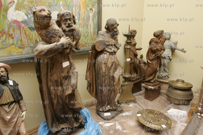 Uratowane zabytki ze spalonego kosciola sw. Katarzyny...