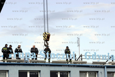 Prezes stoczni Andrzej Jaworski wraz z Karolem Guzikiewiczem...