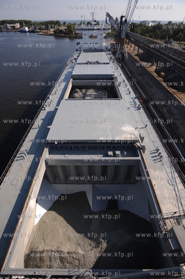 Do Gdańska przyplynal statek BULKNES z kruszywem pod...