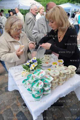 Pomorskie Swieto Produktu Tradycyjnego w Gdansku obok...
