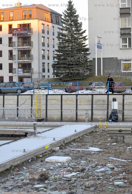 Plywajacy smietnik na Motławie przy marinie na ul.Szafarnia...
