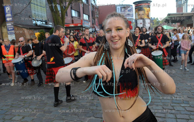 Gdansk. Citi Forum. Parada z udzialem bebniarzy, tancerzy...
