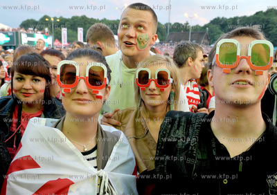 Gdansk. Mistrzostwa europy w pilce noznej. Kibice ogladaja...