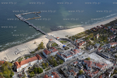 Sopot z lotu ptaka. Molo i budowa mariny zeglarskiej....