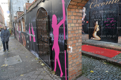 Na murze przy ulicy Lektykarskiej w Gdansku powieszono...