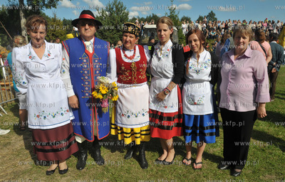 Dozynki w Luzienie na Kaszubach.  W kaszubskich strojach...