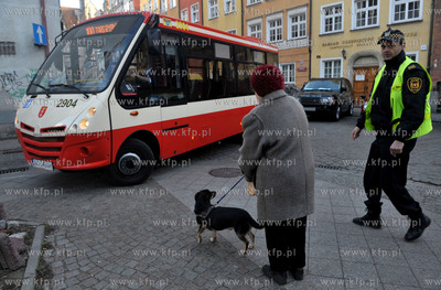 Linia autobusowa 100, ktora mieszkancy i turysci moga...