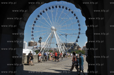 Wielkie kolo widokowe stanelo na Wyspie Spichrzow w...