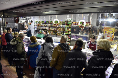 Świąteczne zakupy na Hali Targowej w Gdańsku. Kolejki...