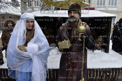 Orszak Trzech Króli w Sopocie. Plac przed kościołem...