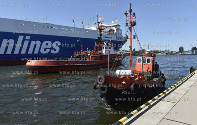 Kanał portowy Portu w Gdańsku. Nz. statek Pilot 25...