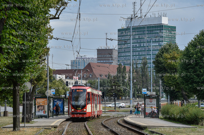 Tramwaj Düwag N8C na al. Zwycięstwa w Gdańsku. W...