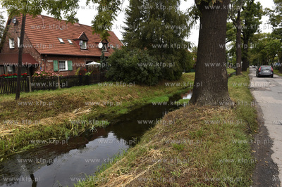 Gdańsk Stogi. Ul. Kaczeńce i kanał melioracyjny....