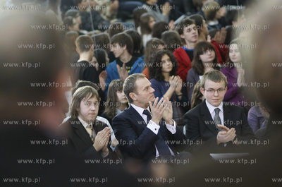 Gdynia. Gimnazjum nr 24 . Premier RP Donald Tusk wzial...