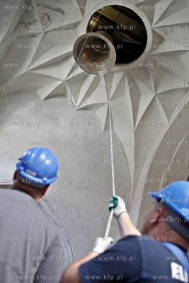 Gdansk. Kosciol sw. Katarzyny. Montaz 50 dzwonu carillonu,...